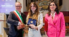 Lisa Angiolini riceve il Lampadario Etrusco dal sindaco Luciano Meoni e dall'assessore allo Sport Silvia Spensierati